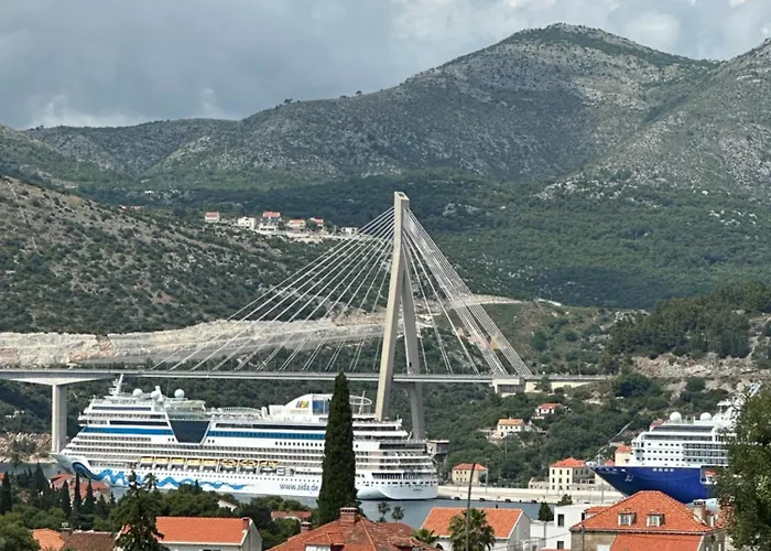 Cruise Ship Bridge View Apartment Luka