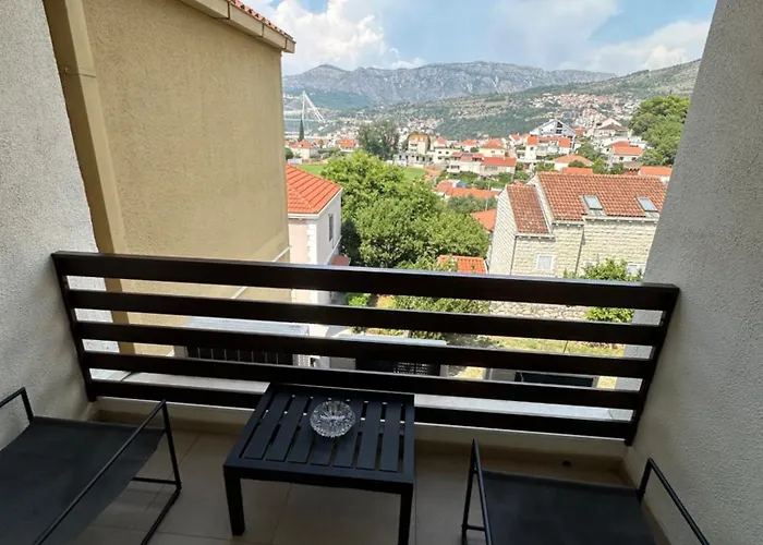 Cruise Ship Bridge View Apartment Luka